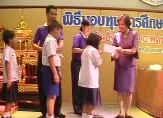 Khun Sopin hands over the scholarships to the children
